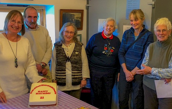 Rosie Burgess of Crofters Kitchen cuts the cake